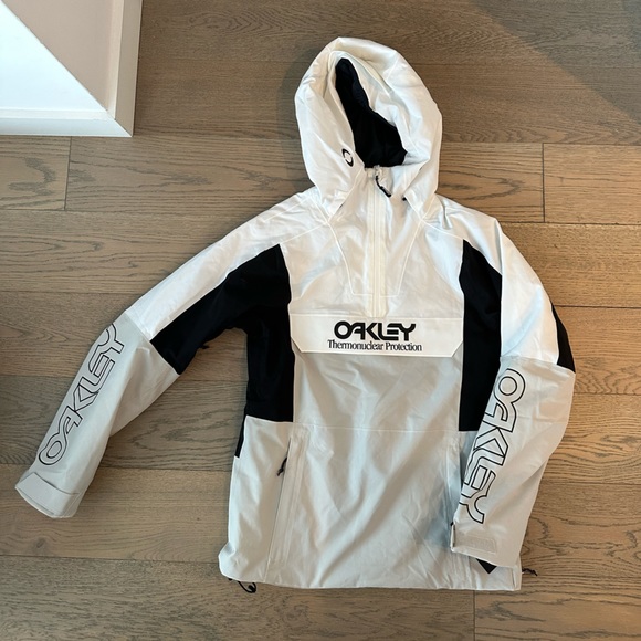 Oakley Jackets & Blazers - Never been worn Oakley pullover snow jacket